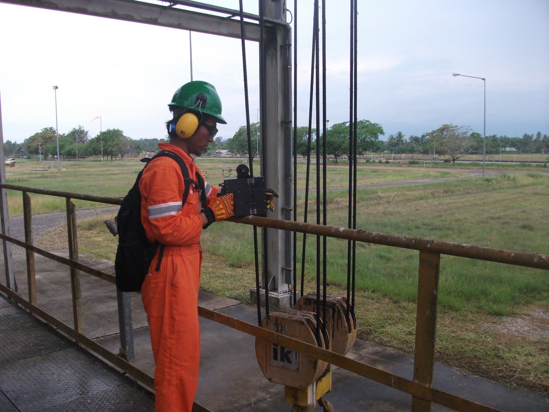 Pemeriksaan wire rope crane menggunaka Wire rope tester